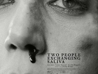 Dos personas intercambiando saliva